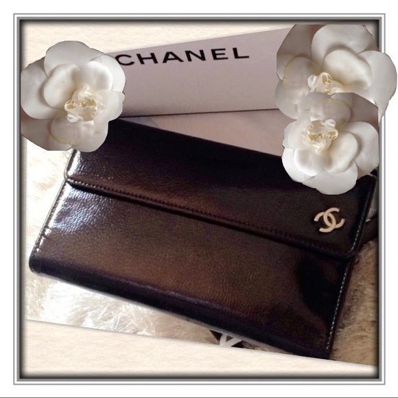 CHANEL Handbags - 🍒CHANEL CC Logo Patent Leather Trifold Wallet